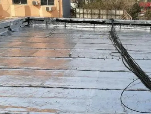 乐陵卫生间漏水维修公司分享下乐陵屋面楼顶防水刚性防水层施工要点。